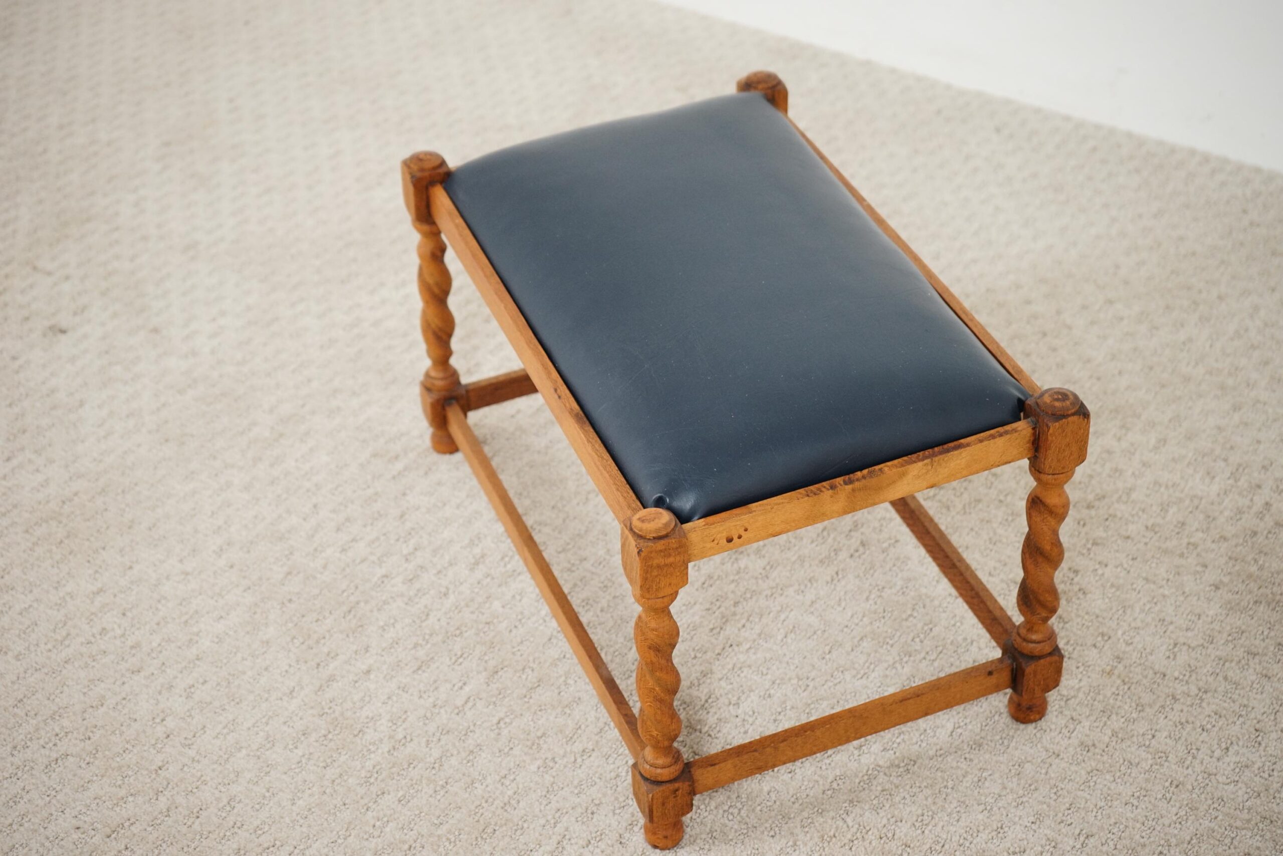 Vintage Oak Barley Twist bench Stool with Navy Vinyl Seat Scotland 1920 F-1637 - Image 4