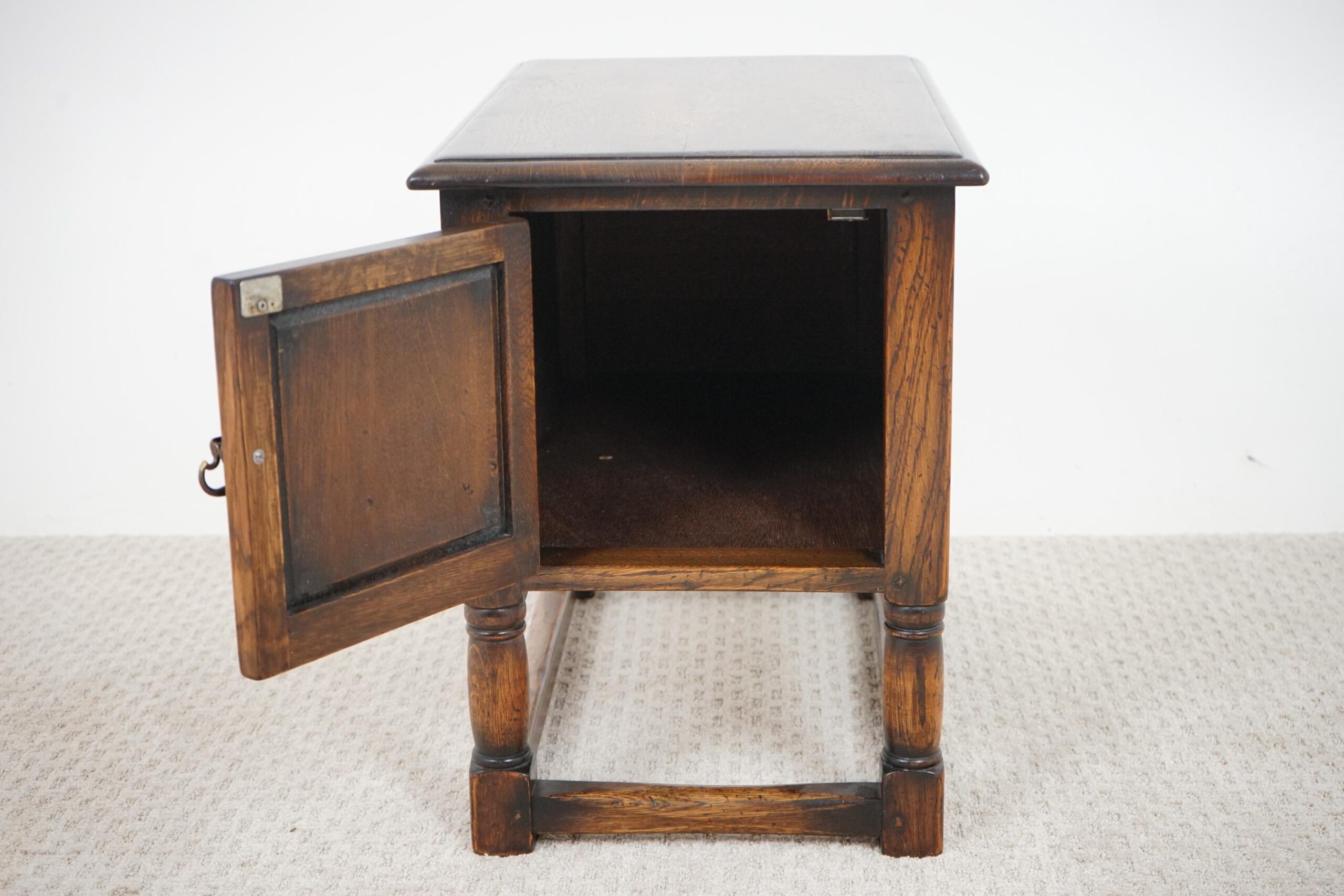Vintage Solid Oak Linen Fold Cupboard, End Table Vancouver, Canada 1960 F-1652 - Image 8