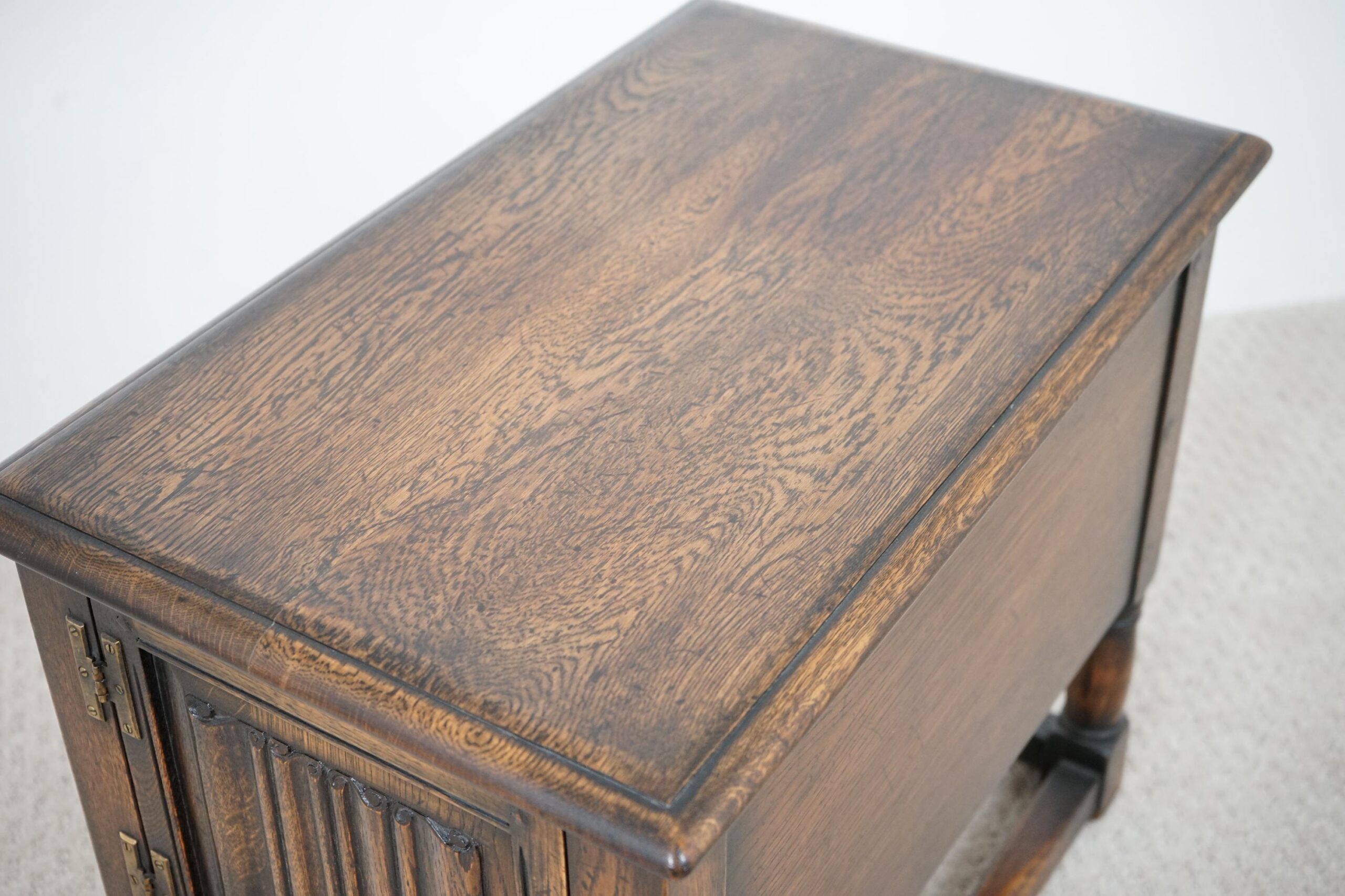 Vintage Solid Oak Linen Fold Cupboard, End Table Vancouver, Canada 1960 F-1652 - Image 10
